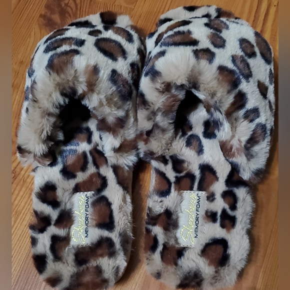 Skechers Memory Foam Leopard Slides - Picture 2 of 8